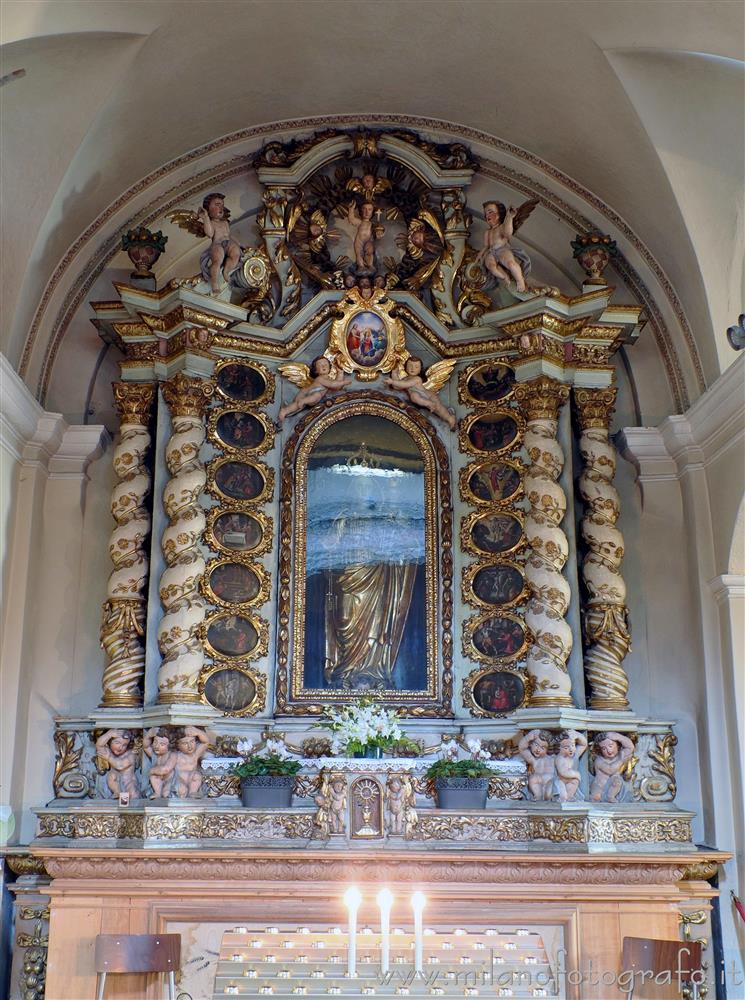 Vigliano Biellese (Biella, Italy) - Altar of the Virgin of the Rosary in the Church of Santa Maria Assunta